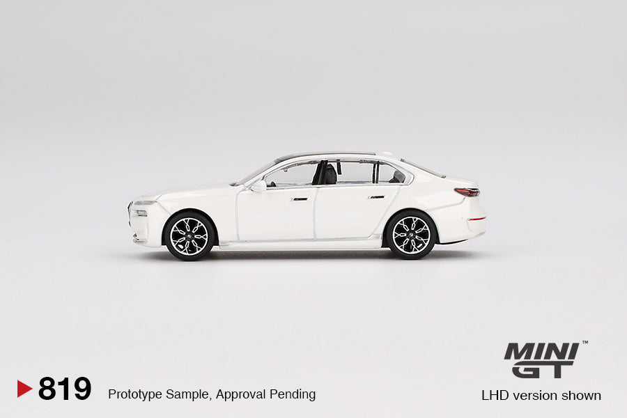 #819 - BMW i7 xDrive60 (Mineral White)