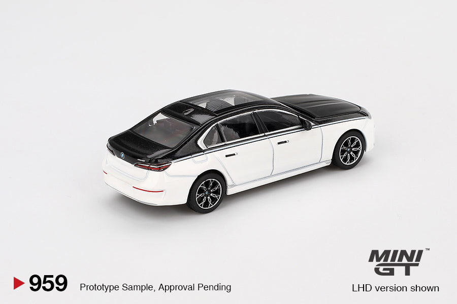 #959 - BMW i7 xDrive60 (Alpine White / Black Sapphire)