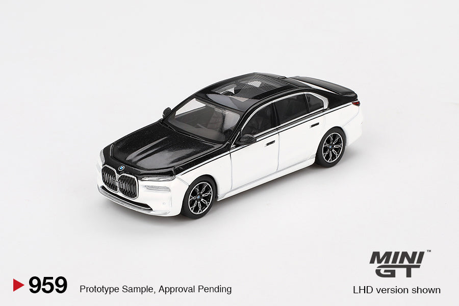 #959 - BMW i7 xDrive60 (Alpine White / Black Sapphire)