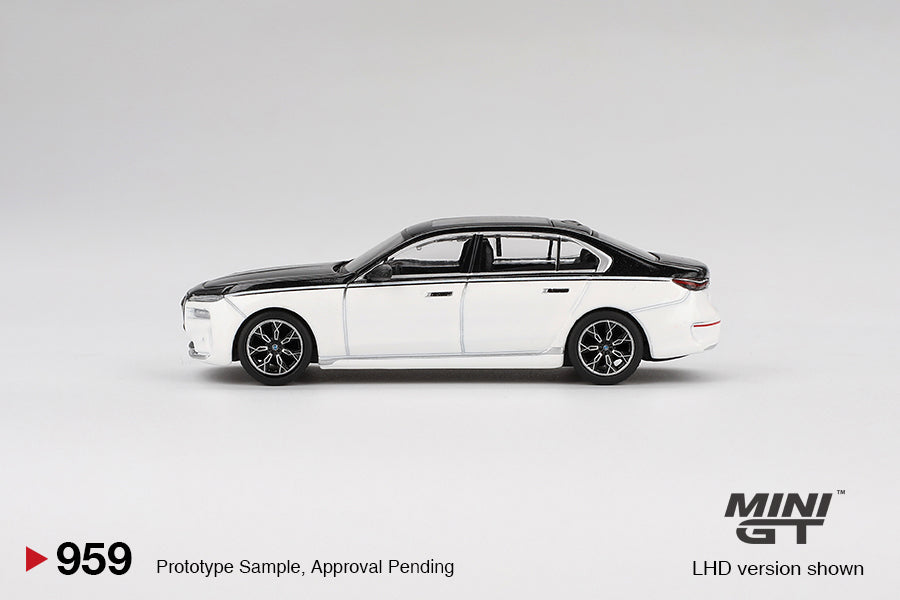 #959 - BMW i7 xDrive60 (Alpine White / Black Sapphire)