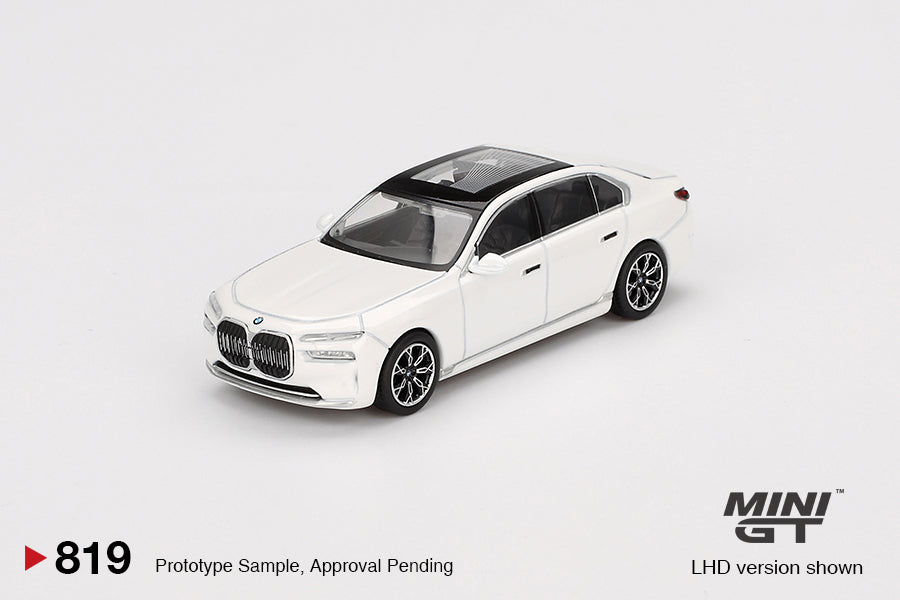 #819 - BMW i7 xDrive60 (Mineral White)