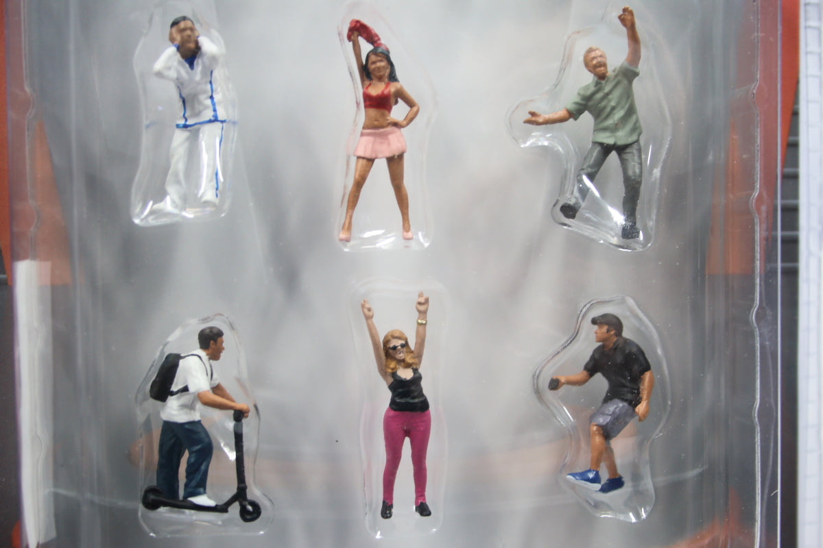 1:64 American Diorama Car Meet #4 (AD-76507)