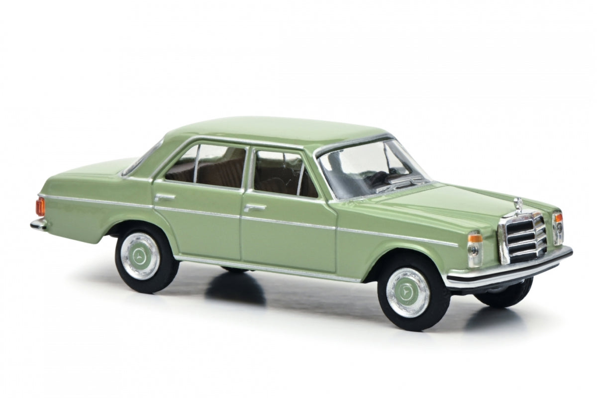 #02 - Mercedes-Benz 200D