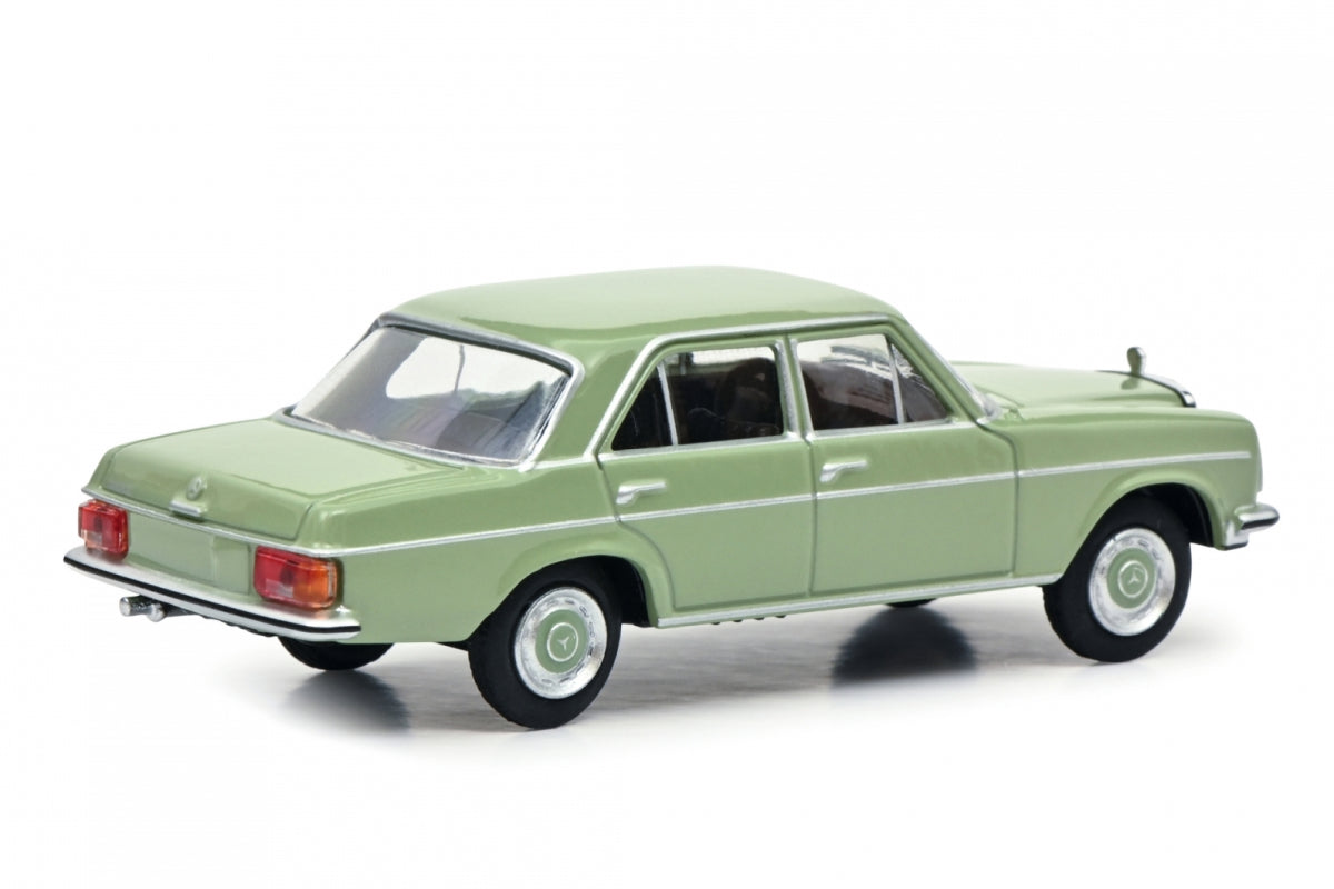 #02 - Mercedes-Benz 200D