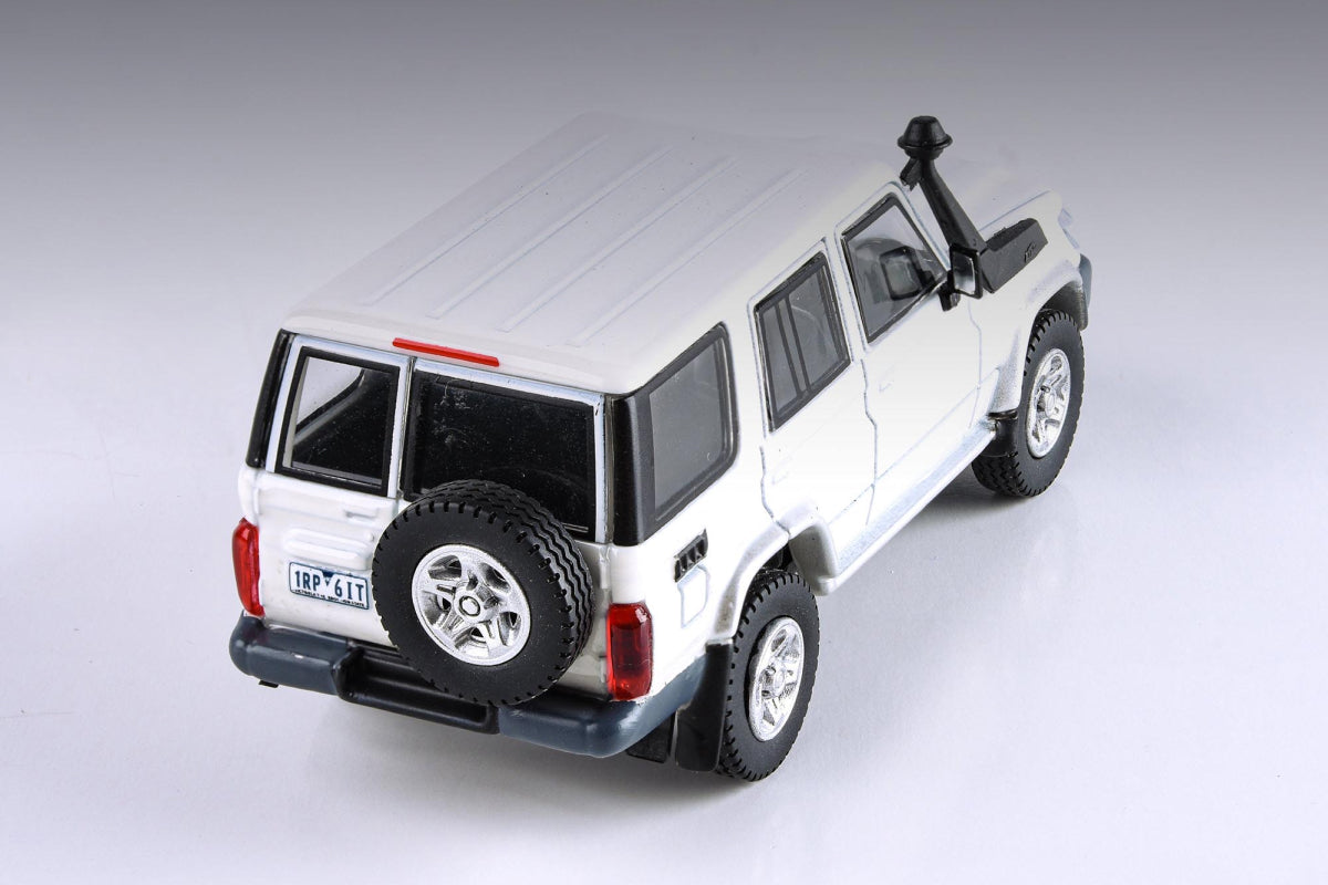 Toyota Land Cruiser 76 (French Vanilla)