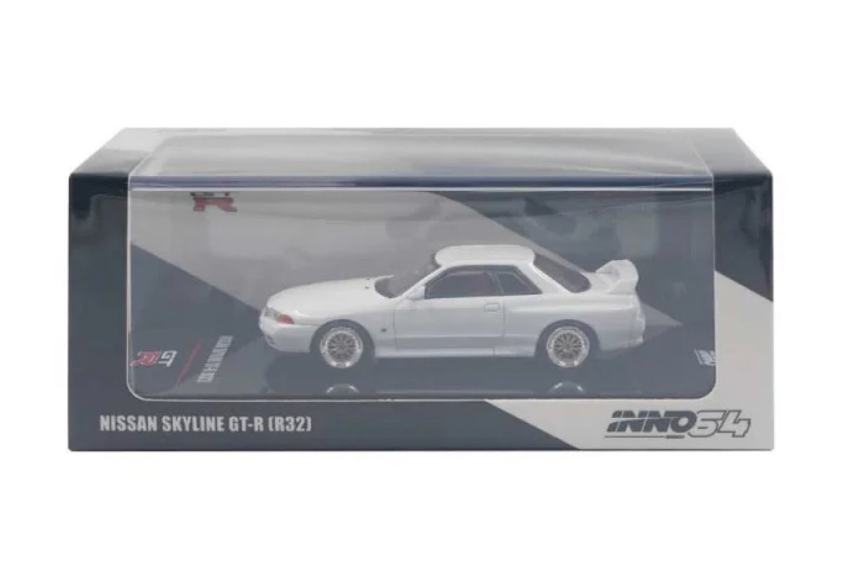 Nissan Skyline GTR R32 with extra wheels and decals (Crystal White)