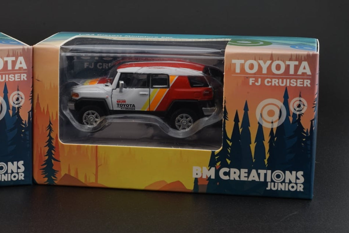 Toyota FJ Cruiser with stickers and accessories (White)