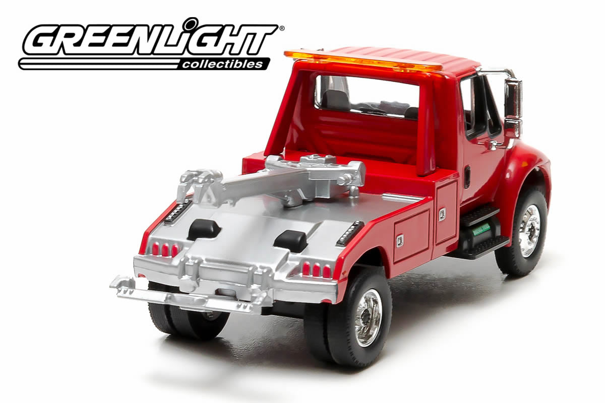 International Durastar 4400 Tow Truck