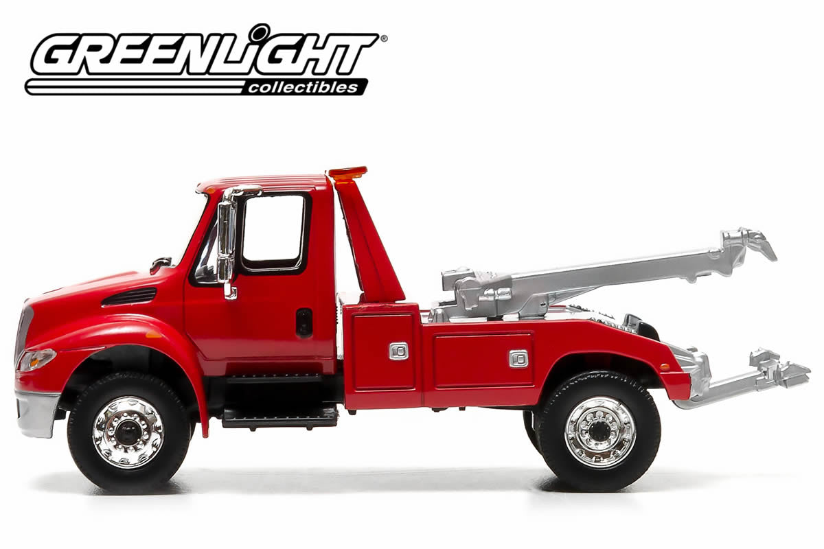 International Durastar 4400 Tow Truck