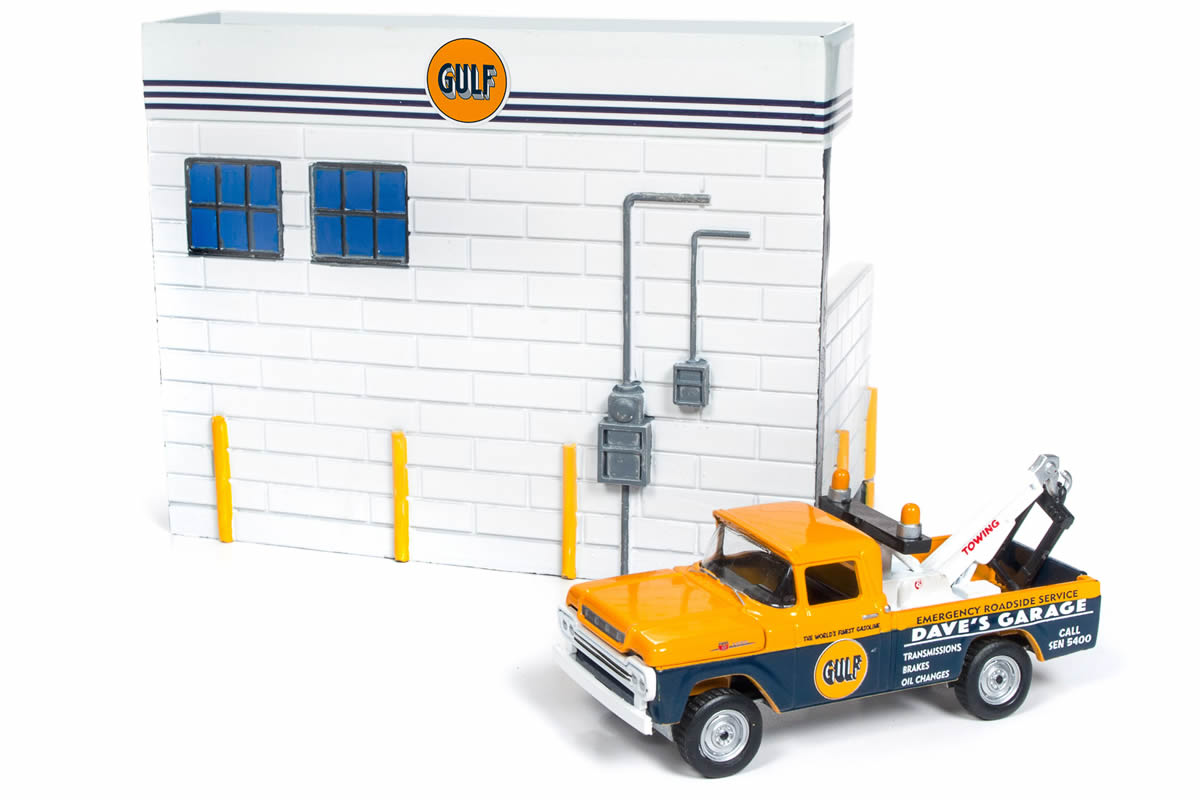 Gulf Service Station Diorama / 1959 Ford F250 Tow Truck
