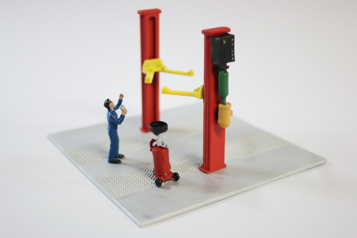 1:64 American Diorama 2 Post Lift Set in Red (AD-38375)