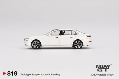 #819 - BMW i7 xDrive60 (Mineral White)