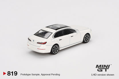 #819 - BMW i7 xDrive60 (Mineral White)