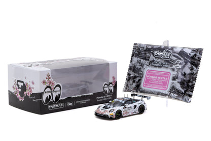[Pre-Order] Porsche 911 GT3 R + trading cards - Suzuka 1000km, Intercontinental GT Challenge 2025, Phantom Global Racing, Sun Jingzu / Adderly Fong / Nico Menzel