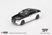 #959 - BMW i7 xDrive60 (Alpine White / Black Sapphire)