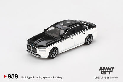 #959 - BMW i7 xDrive60 (Alpine White / Black Sapphire)