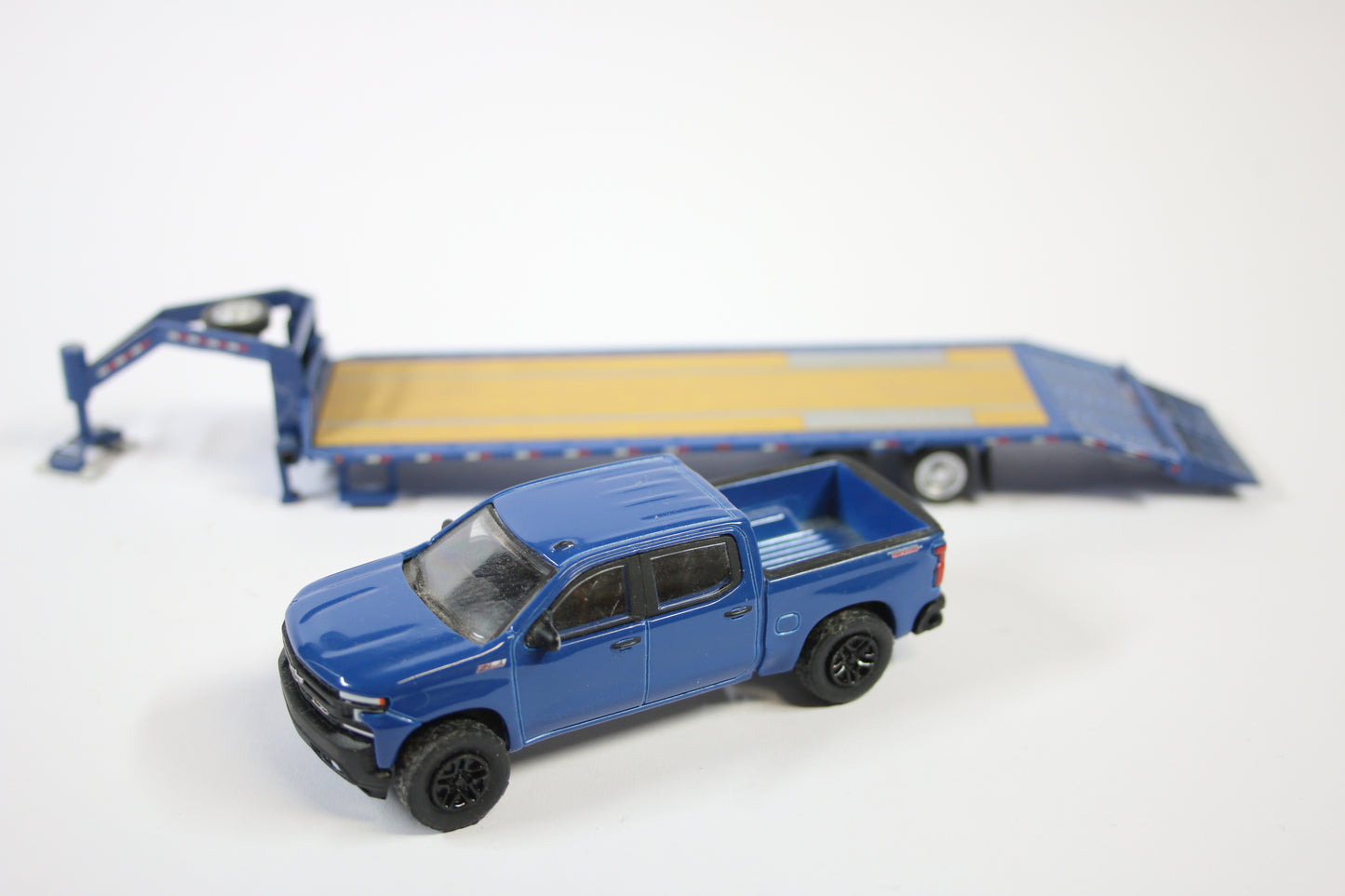 [Loose & Damaged] Greenlight Hitch & Tow - 2019 Chevrolet Silverado 1500 LT Trail Boss and Gooseneck Trailer