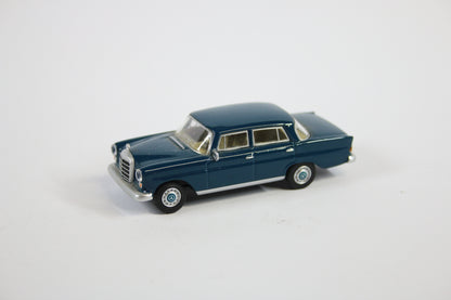 [Loose] Mercedes-Benz 200D (W110)