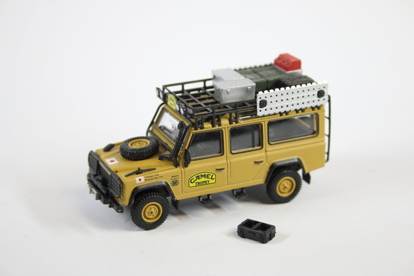 [Loose & Damaged] #751 - Land Rover Defender 110 1989 Camel Trophy Amazon Team Japan)