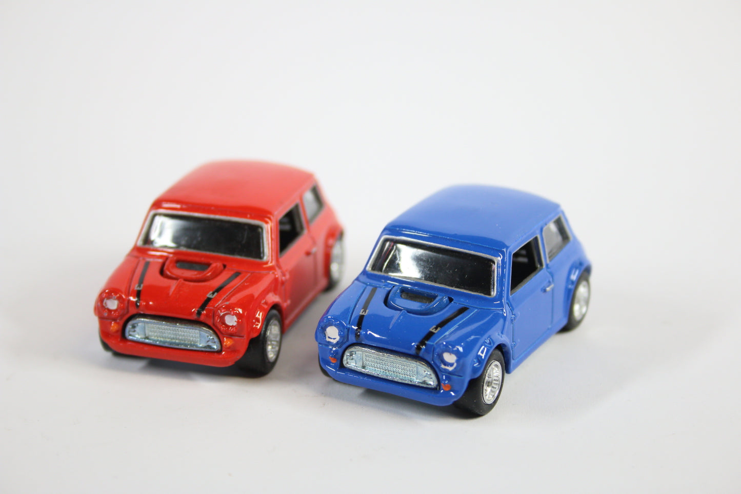[Loose] Hot Wheels Retro Entertainment 2013 Mix 5&6 / The Italian Job - Morris Mini (Blue & Red)