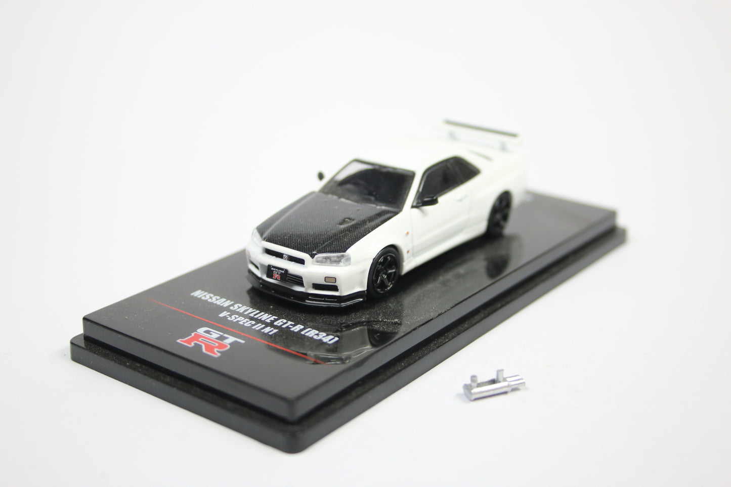 [Damaged & Loose] Nissan Skyline GT-R (R34) V-Spec II N1 (White with Carbon Hood)