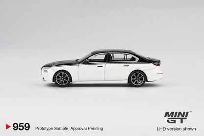#959 - BMW i7 xDrive60 (Alpine White / Black Sapphire)