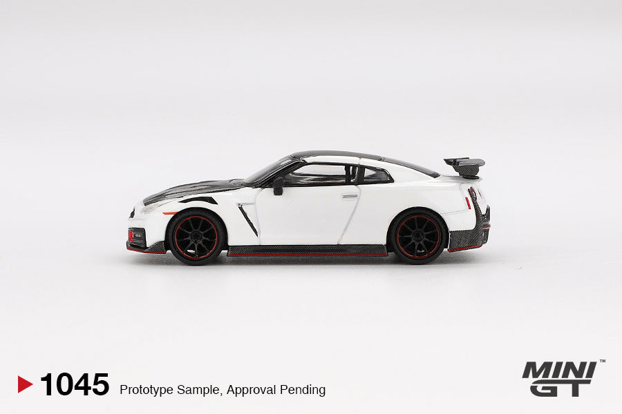 1045 - Nissan GT-R Nismo 2024 Brilliant (White Pearl) – Modelmatic