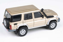 Toyota Land Cruiser 76 (Vintage Gold)