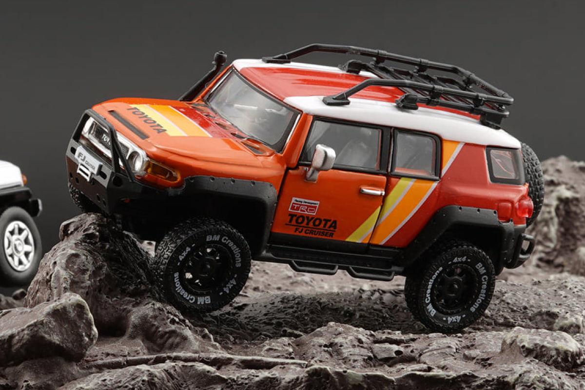 Toyota FJ Cruiser with stickers and accessories (Orange)