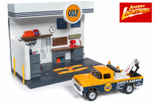 Gulf Service Station Diorama / 1959 Ford F250 Tow Truck