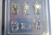 1:64 American Diorama Auto Transport Crew Set (AD-76464)