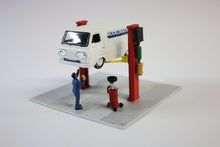 1:64 American Diorama 2 Post Lift Set in Red (AD-38375)