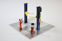 1:64 American Diorama 2 Post Lift Set in Blue (AD-38376)